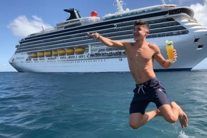 remaja jatuh dari kapal pesiar