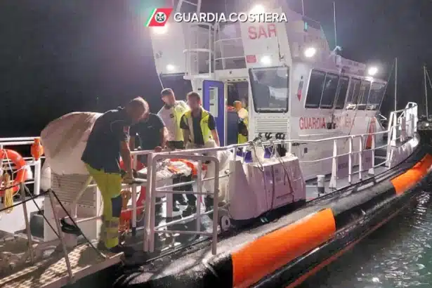 Seorang awak kapal di MSC Magnifica dievakuasi