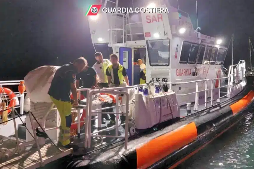 Seorang awak kapal di MSC Magnifica dievakuasi